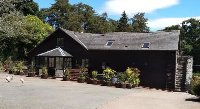 Sheep Dip Cottage - 5* Cyfie Farm, with log burner and private hot tub, Book Feriehus Sommerhuse i Snowdonia, Hytte