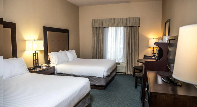 Четырёхместный номер Standard Holiday Inn Express & Suites Detroit - Novi by IHG