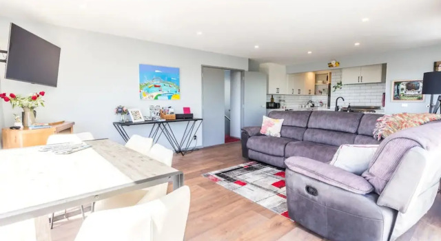 3 Bedroom Village Retreat Home With Sea Views, Rezerwuj Hotel Hotele w Auckland Region z parkingiem, Parking