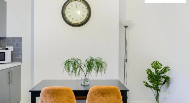 Коттедж с 3 комнатами 3 Bedroom Coventry House By Passionfruitproperties with Free Wi-fi, Large Garden and Driveway - 52NRC