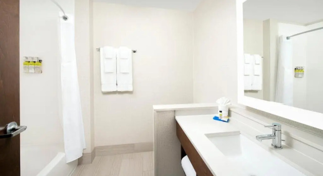 Двухместный люкс Holiday Inn Express & Suites Kingsland I-95-Naval Base Area by IHG