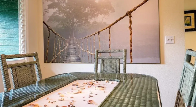 Коттедж с балконом и с видом на горы Kauai Tree House