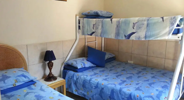 A Family and Friends Guest House, Забронировать Отель Блафф Дурбан, рядом с Торговый центр Bluff Hillside Mall