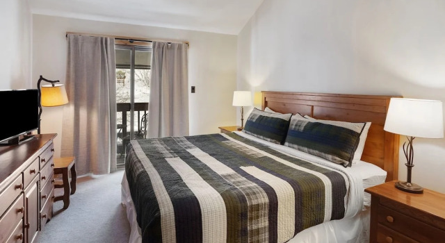 Winterset 8 pet Friendly 4 Bedroom Townhouse by RedAwning