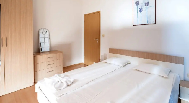 Seaside Apartment With 2 Bedrooms for up to 5 Guests, Забронировать Апартаменты/квартира Отели области Бургас с бассейном, Бассейн