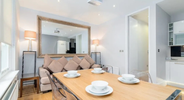 Modern 2BR Home in Dalston W/balcony, Fits 4, Забронировать Отель Отели Англии 3 звезды, 3*