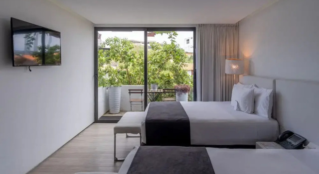 Четырёхместный номер Deluxe с балконом Golden Bay Galapagos