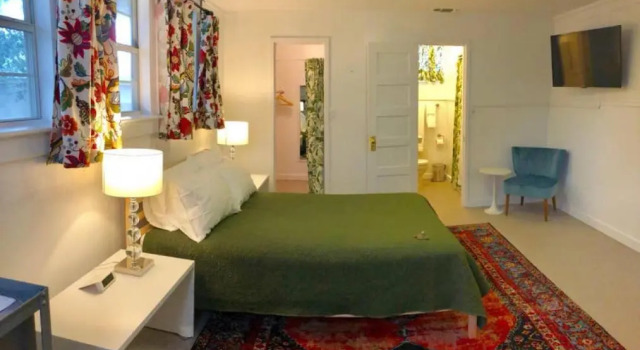 Back Room 1 of 5 downtown, Book Hotel Hoteller i Alpine med parkering, Parkering