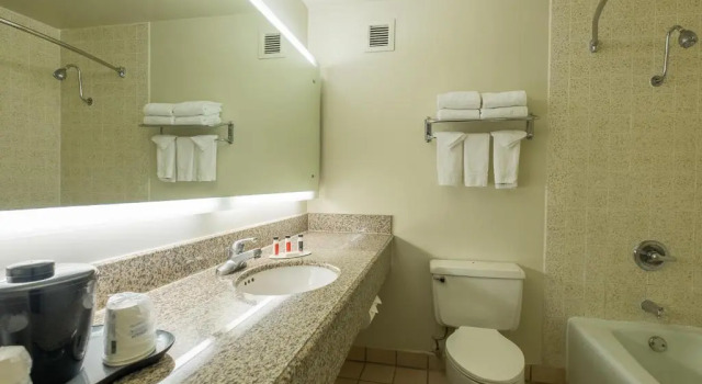 Номер Howard Johnson by Wyndham Fullerton/Anaheim Conference Cntr