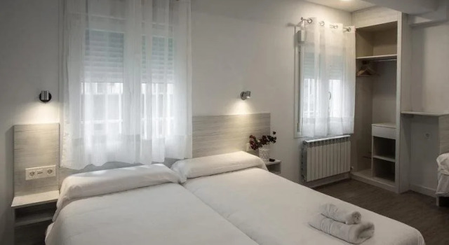 Hostal Lar, Забронировать Отель Бургос Burgos Province, рядом с Монастырь Св. Клары