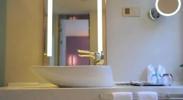 Четырёхместный люкс Business с 2 комнатами Lavande Hotel Gulin railway station Shangzhi Alley
