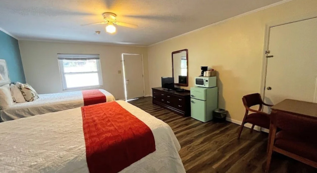 Четырёхместный номер Standard с видом на горы Meadowlark Motel with Restaurant & Bar