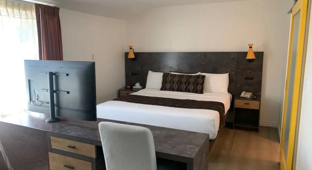 Люкс Deluxe Oasis Inn and Suites