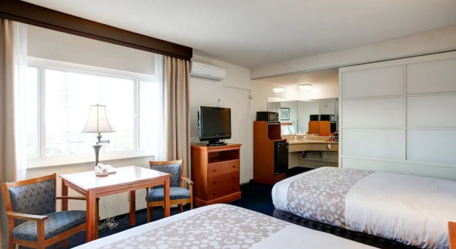 Четырёхместный номер Deluxe Newport Channel Inn