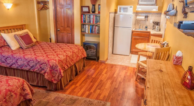 Четырёхместный семейный номер Standard Цокольный этаж Holiday Lodge on Canyon Lake