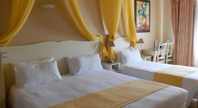 Трёхместный номер Standard Hôtel Le Médiéval Palais des Papes