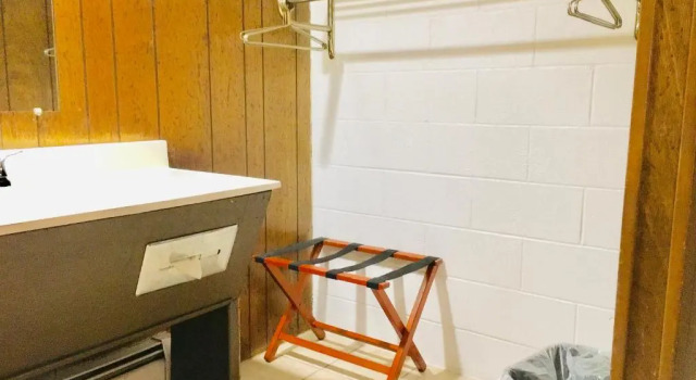 Четырёхместный номер Standard Granada Inn Motel