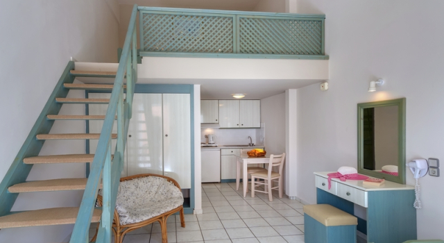 Трёхместный номер Standard с балконом Athena Apartments