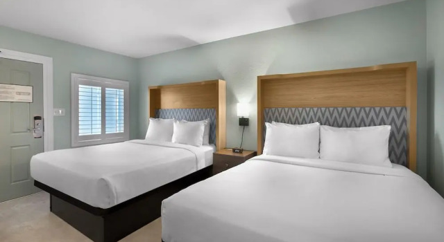 Четырёхместный номер Deluxe Seaside Inn Oceanfront