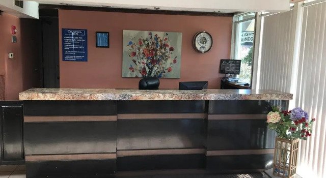 Travelodge Petersburg, Забронировать Отель Питерсберг Виргиния, рядом с Фермерский банк
