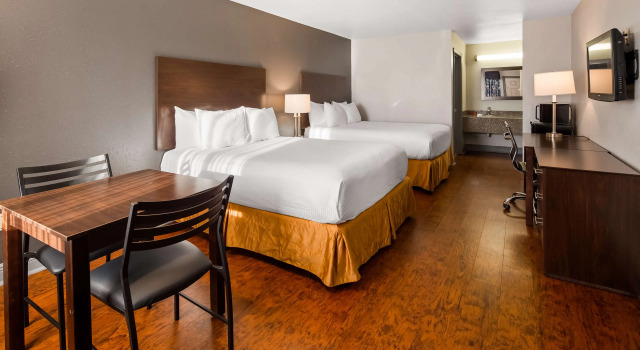 Четырёхместный номер Standard SureStay Plus Hotel by Best Western Hammond