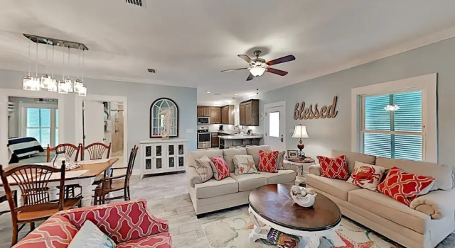 Stylish Beach W/ 2 Pools & Screened Deck 3 Bedroom Cottage, Varaa Lomakoti Huvilat kohteessa Alabama, Villa