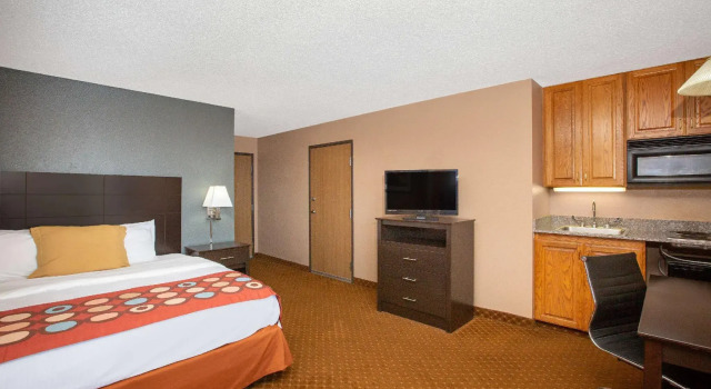 Двухместный номер Deluxe AmericInn by Wyndham Coralville