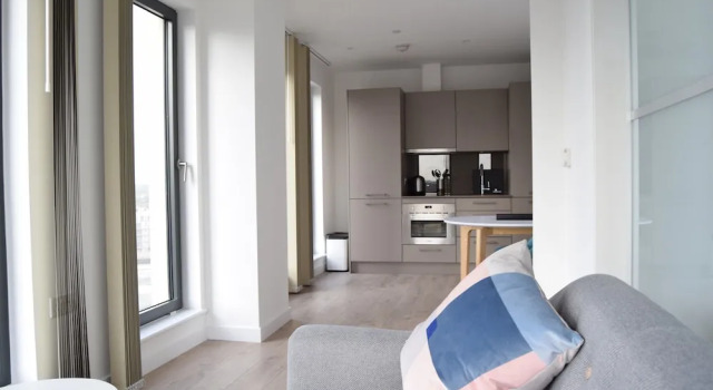Modern 1 Bedroom Apartment With Views in Stratford