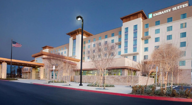 Четырёхместный номер Standard Embassy Suites Palmdale