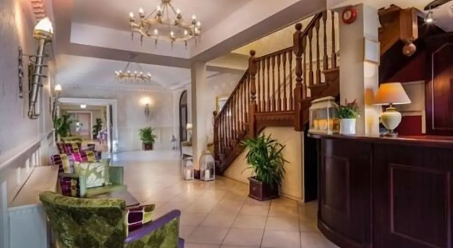 Breffni Arms Hotel, Забронировать Отель Арва 