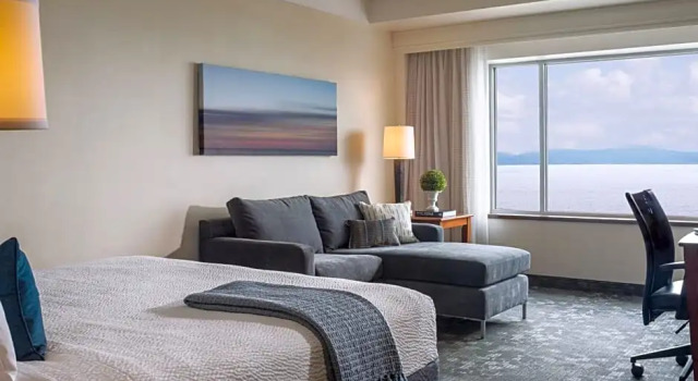 Двухместный номер Standard с видом на озеро Courtyard Burlington Harbor