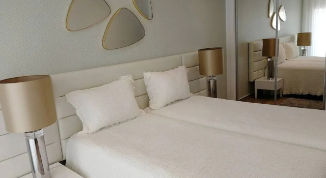 2 Bed Flat - Sleeps 6 - Pool - Parking - Wifi, Rezervovat Hotel Hotely v Oeste s parkováním, Parkování