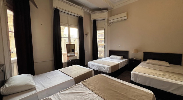 Кровать в общем номере Travelers House Hostel