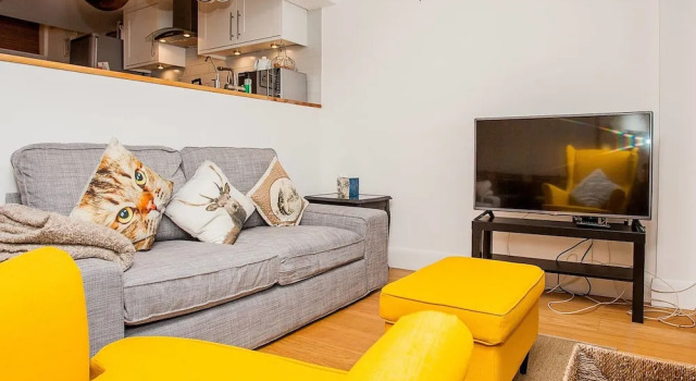 Modern 2 Bedroom House With Parking