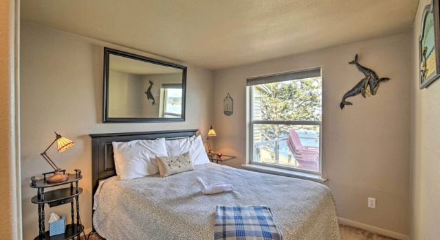 Коттедж Waldport Beach House w/ Loft, Grill & Ocean Views!