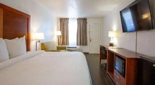 Четырёхместный номер Standard The Hotel Serene Glendale Peoria, Surestay Collection by Best Western