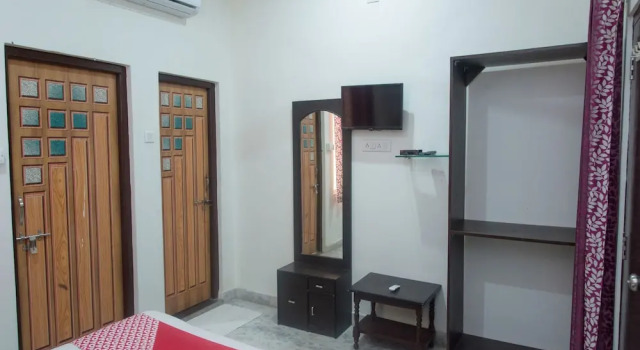Oyo 11743 Hotel Shree Krishna