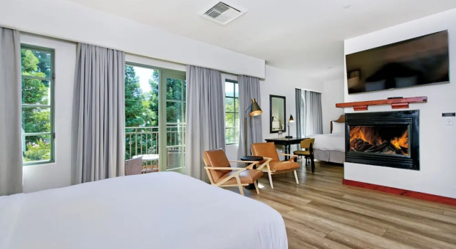 Четырёхместный полулюкс с балконом Hotel Los Gatos