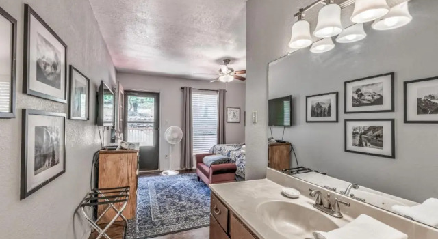 Cozy Up Haus, 3BRs, Game Room, Deck, Wi-Fi, Sleeps 8, Varaa Hotelli Alto New Mexico