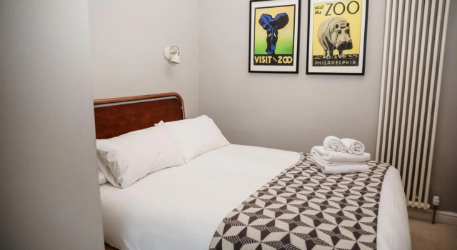 Grand & Graceful One Bed Flat in Clifton Village, Забронировать Отель Отели Бристоля с парковкой, рядом с We The Curious, Парковка