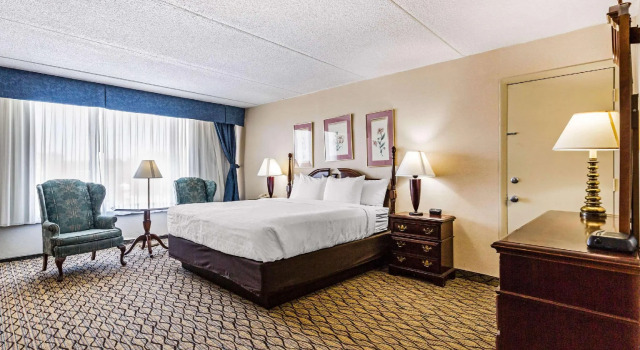 Двухместный люкс Days Hotel by Wyndham Williamsburg I-64