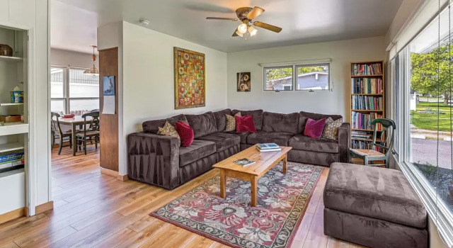 Walk to Flathead Lake: Airy Home w/ Mtn Views!, Rezerwuj Dom wakacyjny Polson 
