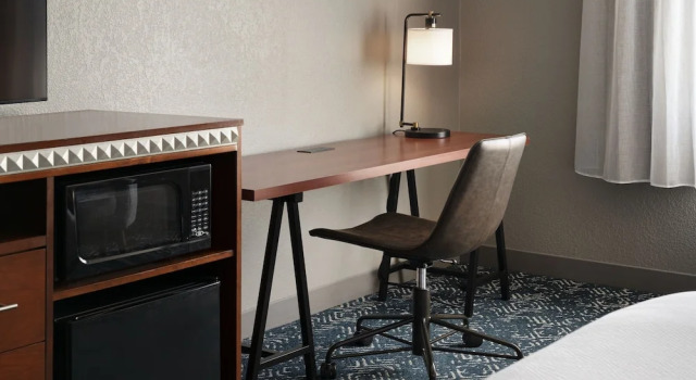 Четырёхместный номер Deluxe с видом на внутренний двор Four Points by Sheraton Tucson Airport