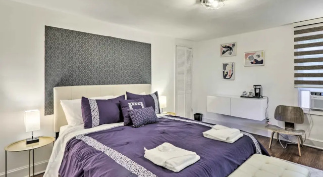 Upscale Waterbury Retreat w/ Indoor Hot Tub!, Boek Vakantiehuis Waterbury Connecticut