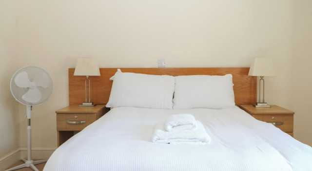 Marine Court First-floor Double Bedroom With Wet Room, Забронировать Отель Отели Исторического графства Суссекса с парковкой, Парковка