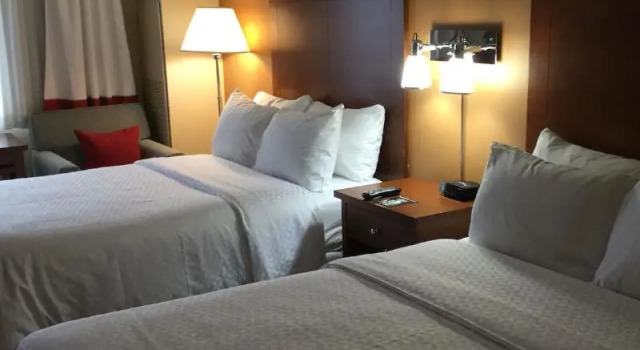 Четырёхместный номер Standard Radisson Hotel Detroit Metro Airport