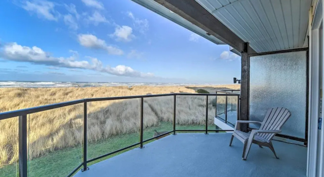Eagles View Condo in Ocean Shores w/ 3 Balconies