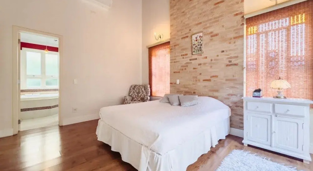 Casa Alto Padrão na Granja Viana - Cond. Fechado