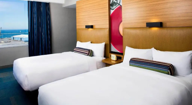 Четырёхместный номер Standard Aloft by Marriott Cleveland Downtown