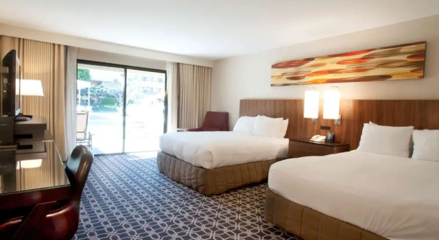 Четырёхместный номер Standard с балконом и с видом на бассейн Hilton Palm Springs